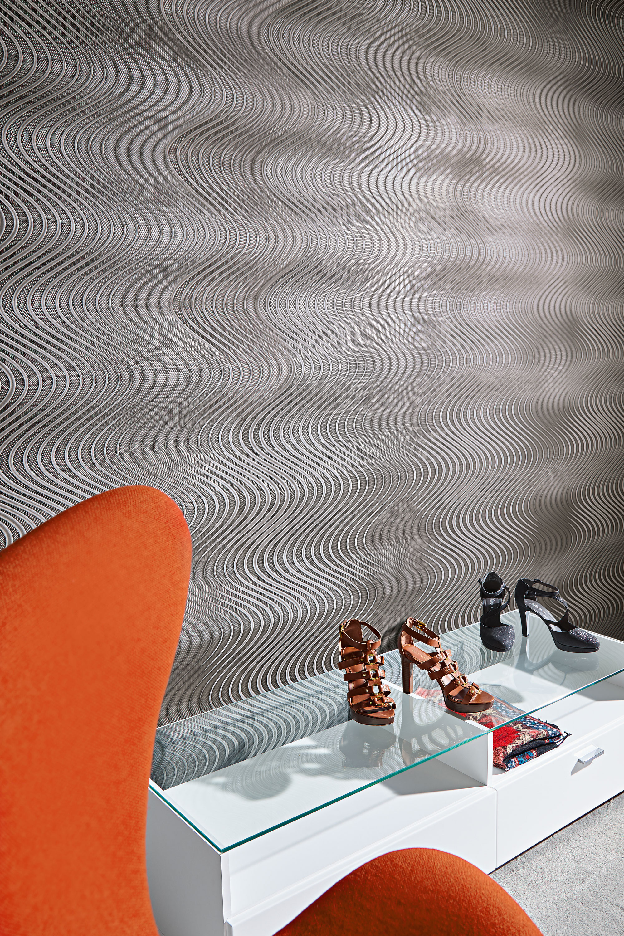 Eine Innenansicht einer Wand mit einem grauen strukturierten Muster